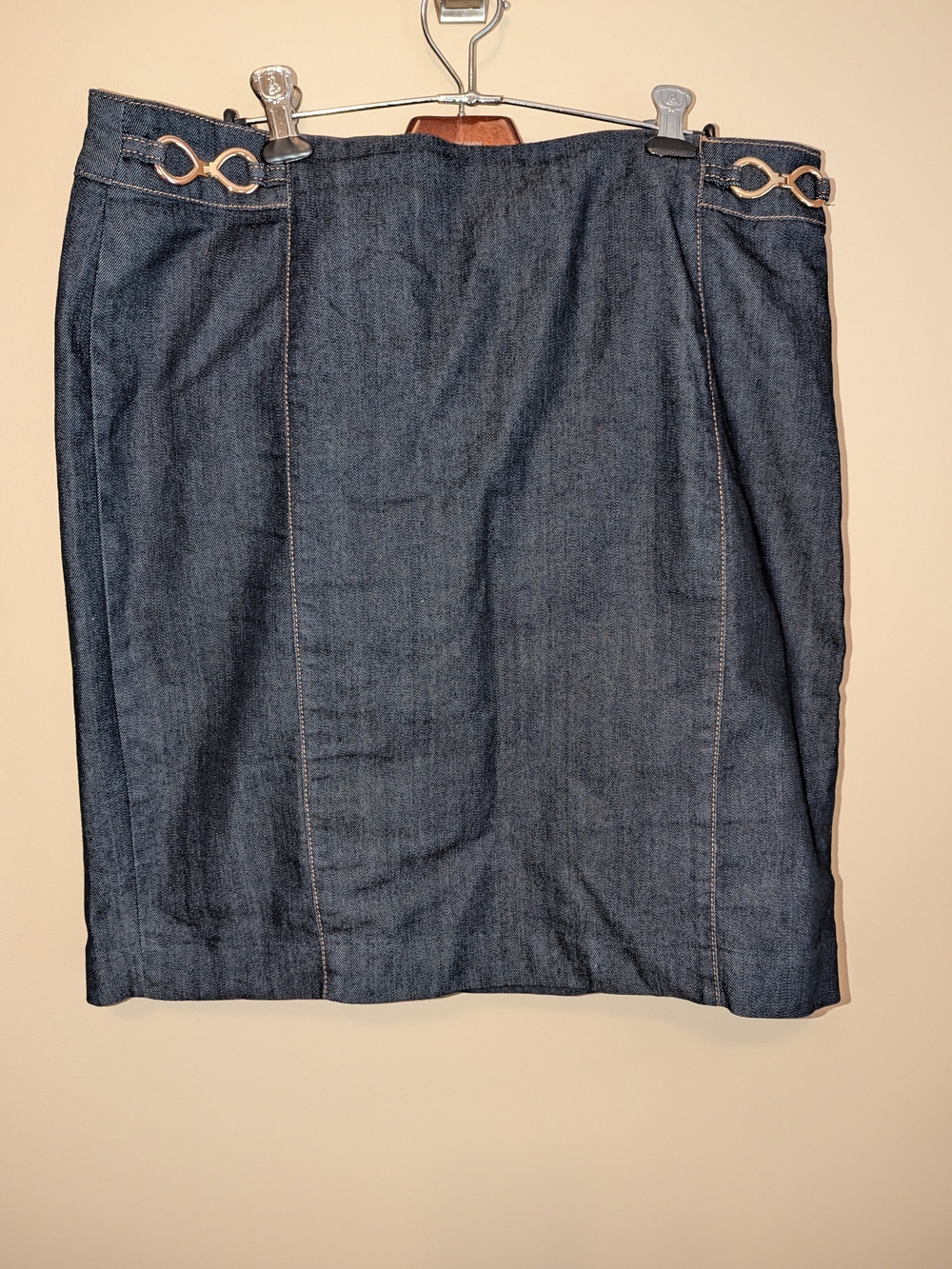 Ellen Tracy Dark Indigo Denim Pencil Skirt with Chain-Accent Waist